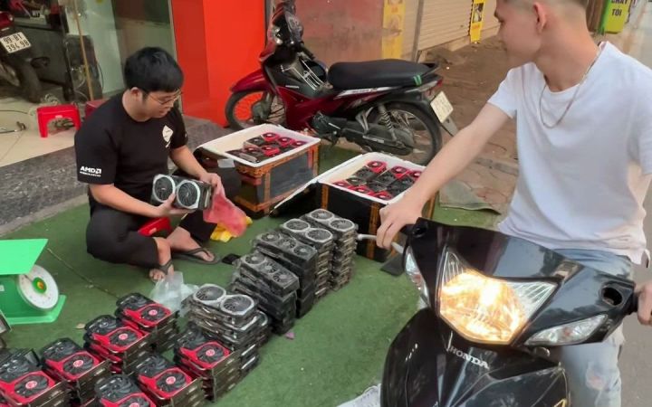 越南小哥整活摆摊卖二手矿卡 你这显卡保熟吗?截图