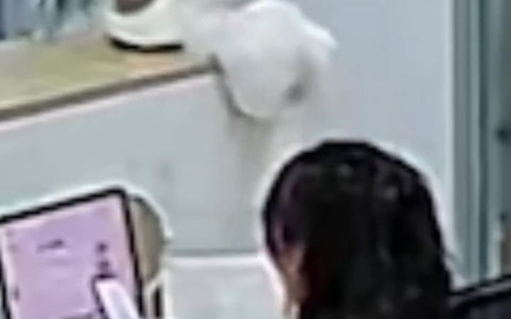 为了憋住不笑，我想了很久悲伤的事截图