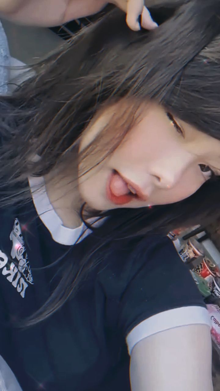 wink wink~ 发送! #我们意念合一 #今天也要开心鸭 #微笑女孩截图