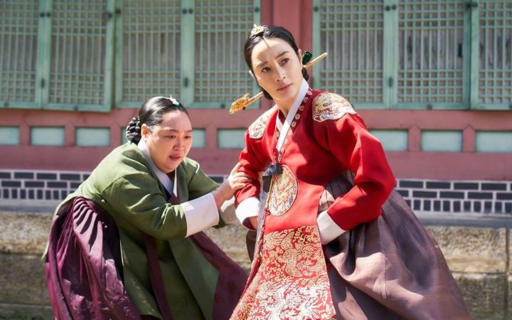 Netflix古装喜剧《王后伞下》先导预告截图