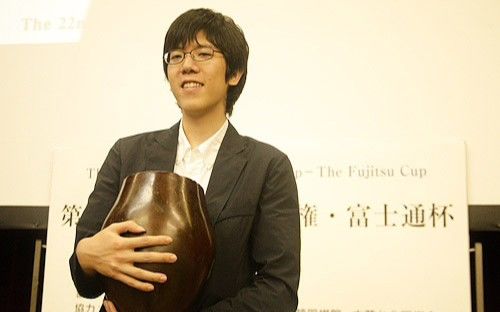 【今日时局】农心杯20:00加赛,姜东润执白中盘胜柁嘉熹,达成三连胜。截图
