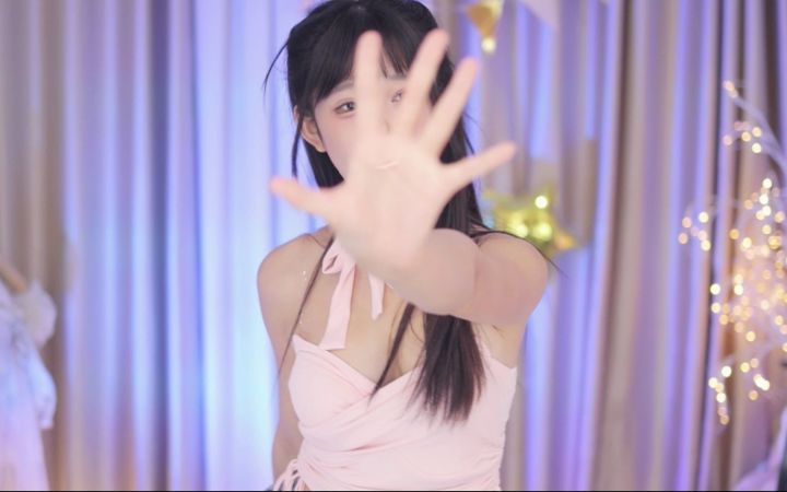 【鱼子酱】《大摆锤》常服套装 直播跳舞录屏截图