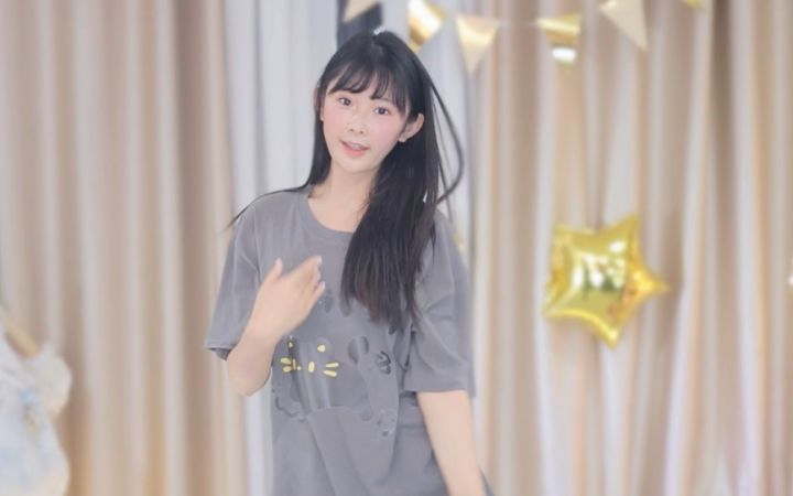 【鱼子酱】《恋》常服套装 直播跳舞录屏截图