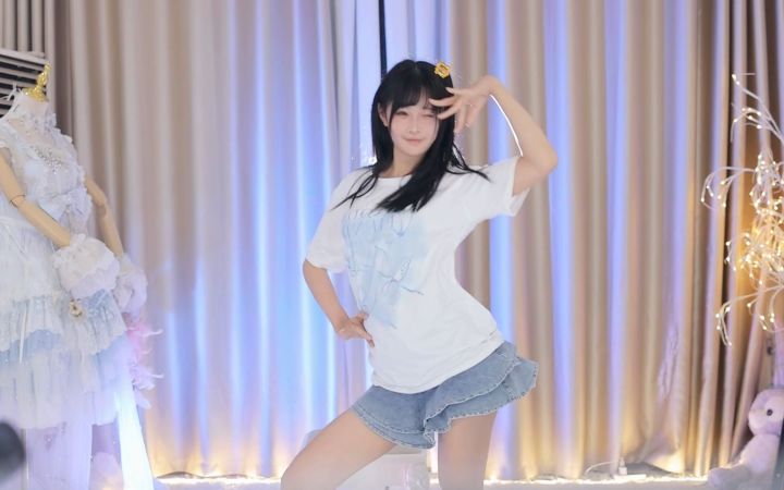 【鱼子酱】《Rollin'》白色常服套装 直播跳舞录屏截图