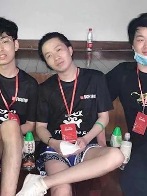 这衣服,怎么总感觉不对劲!截图