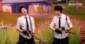 一对双胞胎喜剧演员，成了登上热搜的“头号玩家”