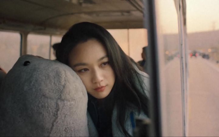 汤唯 x LOEWE 2023新年广告,还以为在看电影截图