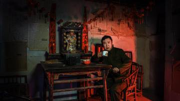 喜欢玩偷窥的村长，藏着什么秘密？