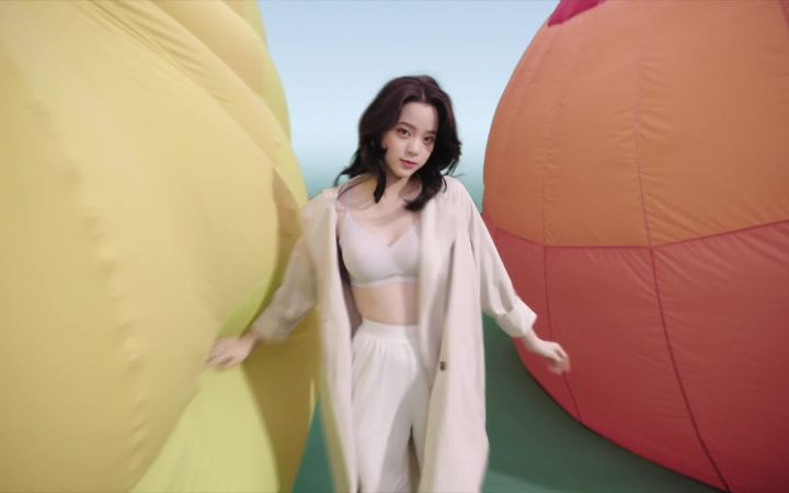 欧阳娜娜内衣广告截图