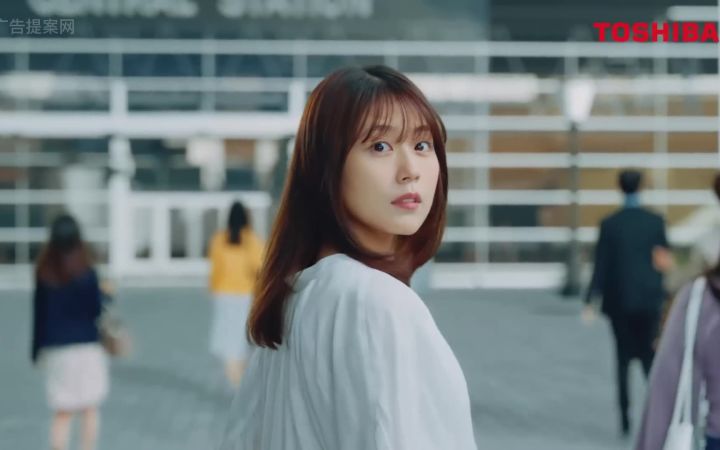 有村架纯 x 日本东芝最新广告:有村架纯飞起来了……截图