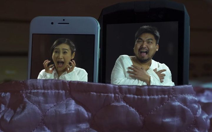 史上最沙雕的手机广告！iPhone 都被玩坏了…截图