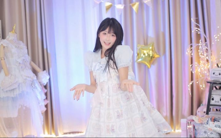 【鱼子酱】《恋爱告急》常服套装 直播跳舞录屏截图