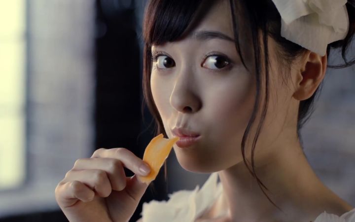 福原遥竟然吃掉了自己的衣服……截图