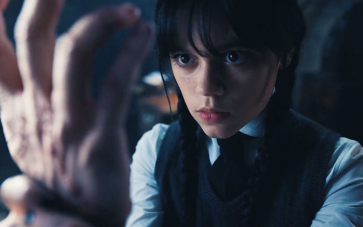 怪手亮相!Netflix奇幻恐怖美剧《星期三·亚当斯》首曝片段截图
