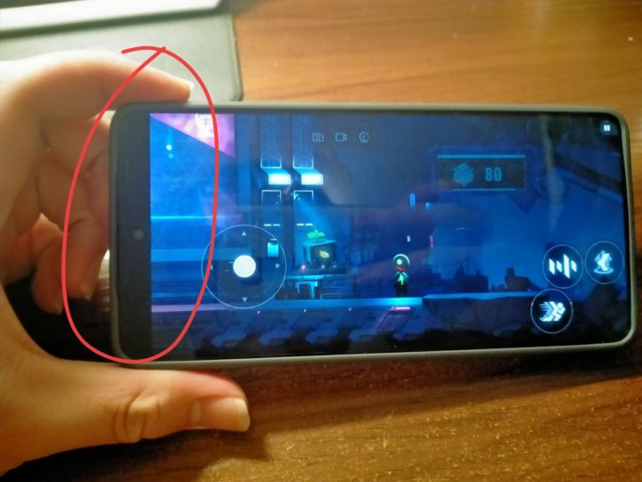 不是哥们你留着一块黑的干什么截图