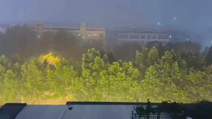 下雨了 该玩汉末了截图