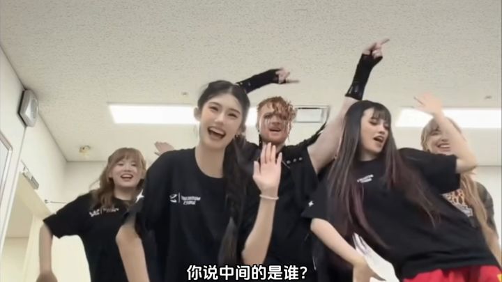 鸣潮演唱会歌手幕后(你说中间混进去了谁~)截图