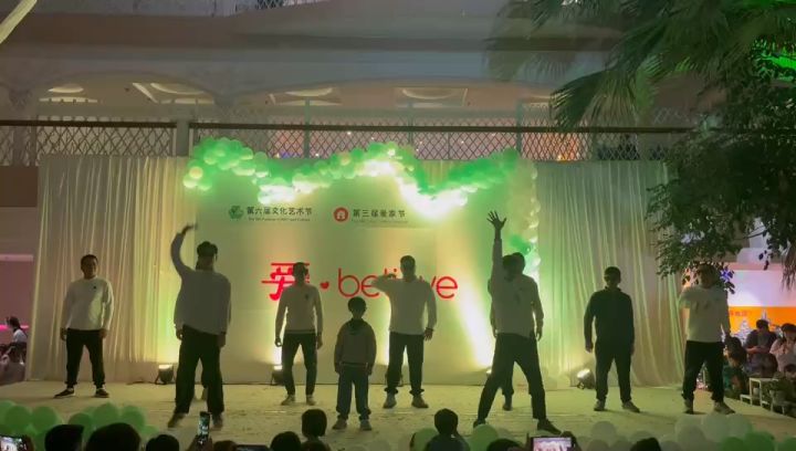 幼儿园爸爸跳科目三截图