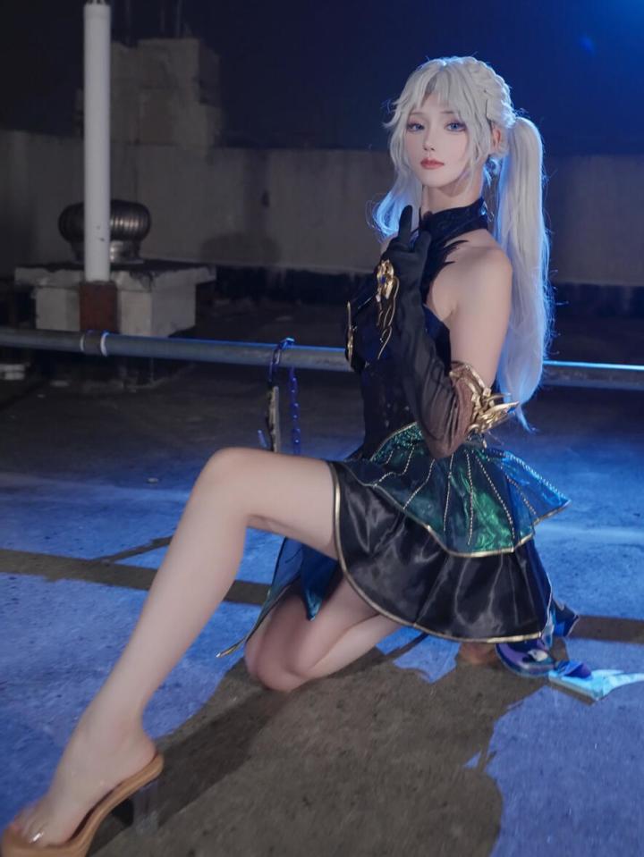 一直追着一个人不放是什么感觉?cosplay季莹莹截图
