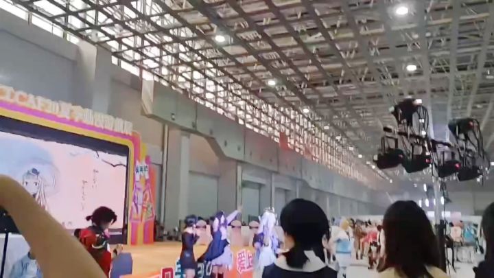葱绿色的家伙从远处冲刺到台边找了个合适的时机就冲上去了!截图