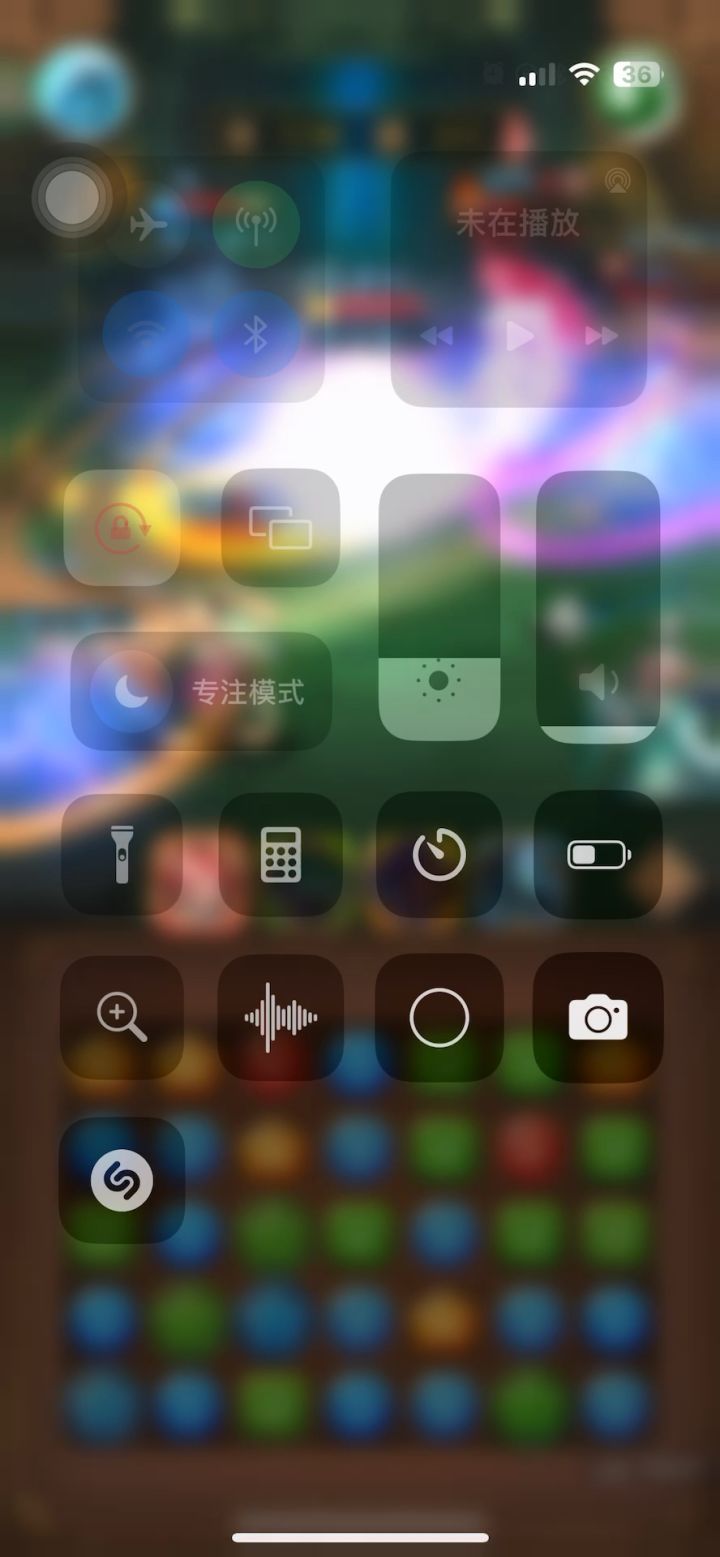 请问“白”在做啥?截图
