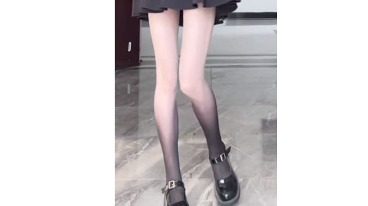 震惊!某男子半夜不睡觉居然强迫小女孩写作业截图
