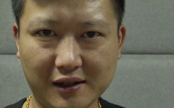 警察扮人贩子宣传防拐,演技爆表,网友:赶紧查查这个人,不像是演的…截图
