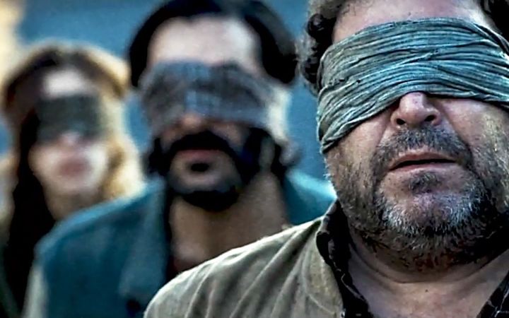 人类出现离奇症状!Netflix科幻恐怖电影《蒙上你的眼:逃出巴塞罗那》先导预告截图