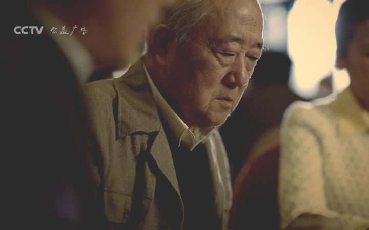 央视公益广告：父亲把饺子装进口袋…鼻子酸了，眼眶红了！截图