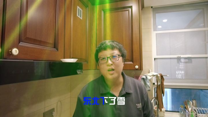 【冬 日 必 吃 】大鹌鹑爆改酸菜炖棒骨！ 小鹦鹉都馋哭了？！！#东北大鹌鹑截图