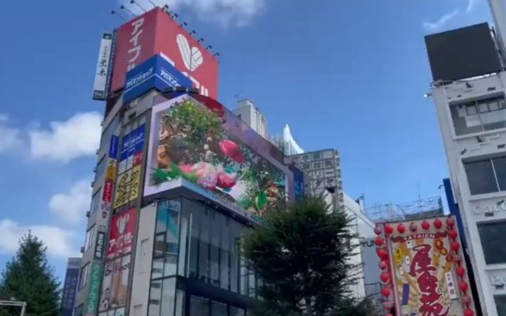 日本新宿街头的裸眼3D《Pokemon GO》截图