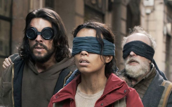 摘下眼罩会被神秘生物盯上?!Netflix科幻恐怖电影《蒙上你的眼:逃出巴塞罗那》先导预告截图