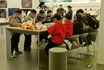 玩不了游戏的小学生，把商场手机店变成了他们的“包机房”