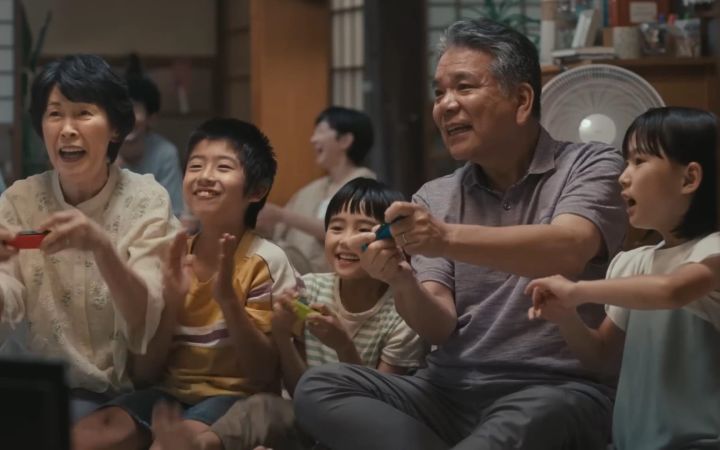 Switch 2023夏季广告:和爷爷奶奶一起玩马里奥赛车截图