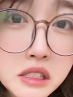 早上一起床发现房间里进了一条眼镜蛇 好可怕😱它现在看着我我不敢动😭 #搞笑截图