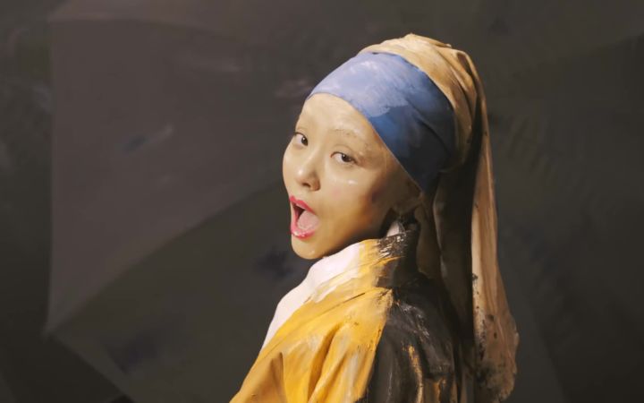 一镜到底恶搞世界名画，张靓颖英文单曲MV，创意和特效满分截图